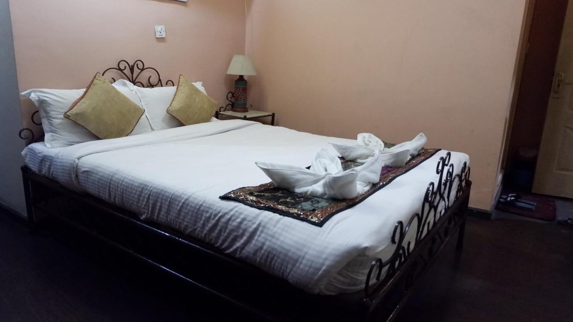 Cosy Hotel Bhatgoan Exterior photo